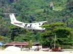 plane landing at Tioman Island.JPG (151 KB)